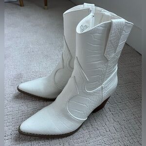 Chic White Croc-Embossed Heeled Boots